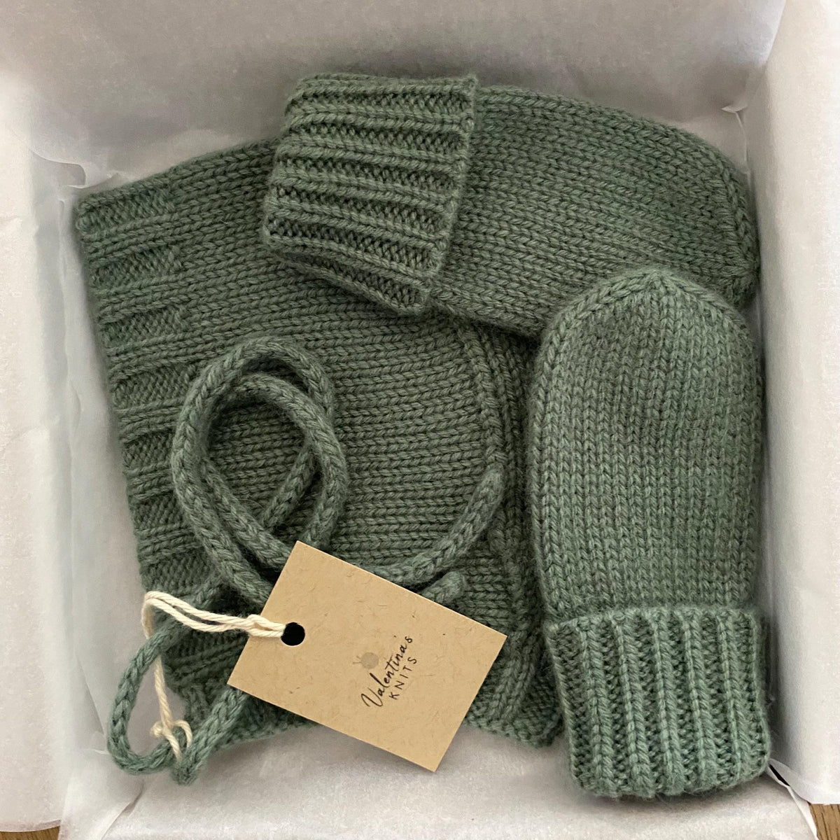 Handmade Cashmere Gift Set: Baby Bonnet and mittens cashmere wool. Size 0-3 months.